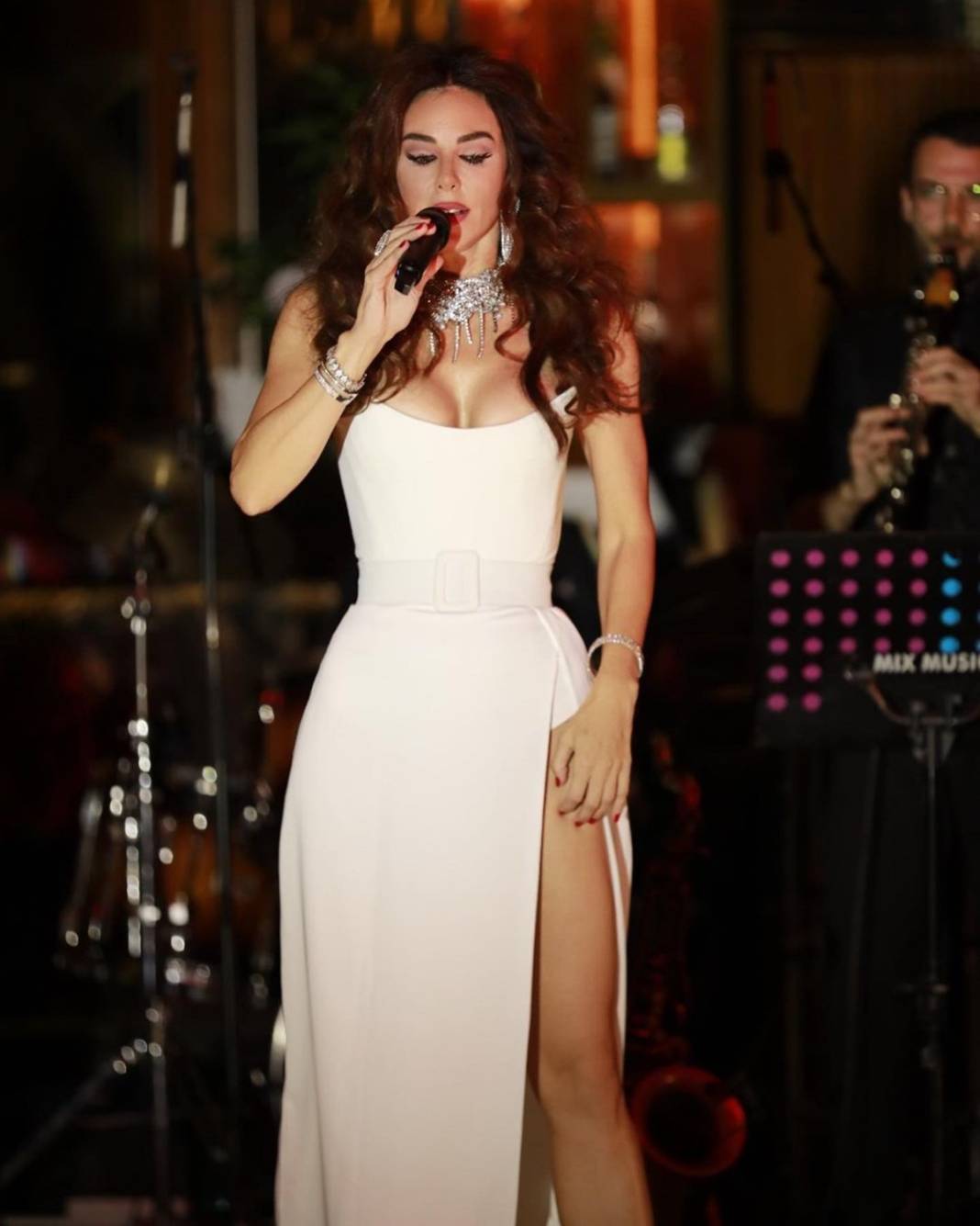 Defne Samyeli kıyafetiyle takipçilerinin diline düştü! O detay anında ortaya çıktı 16